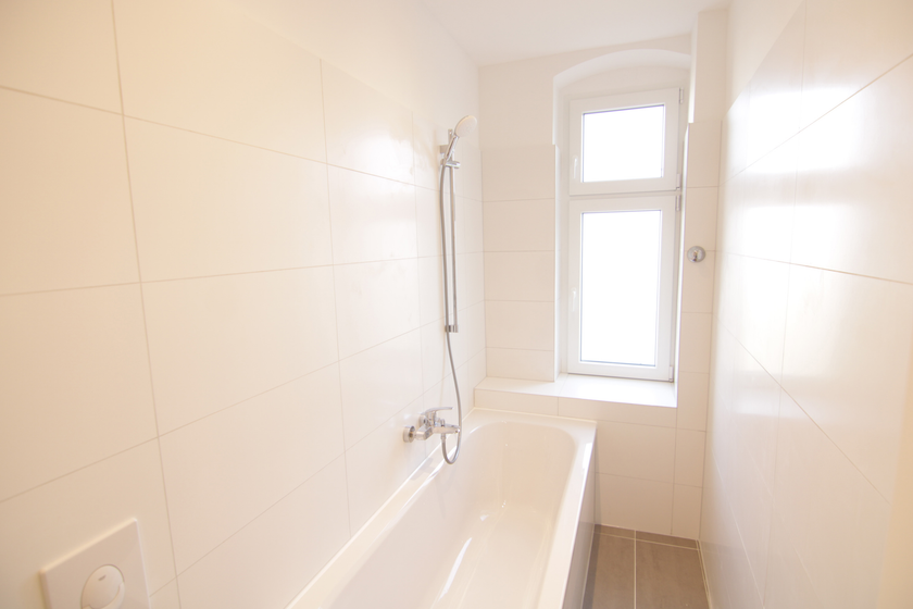 Neues Wannenbad m. Fenster