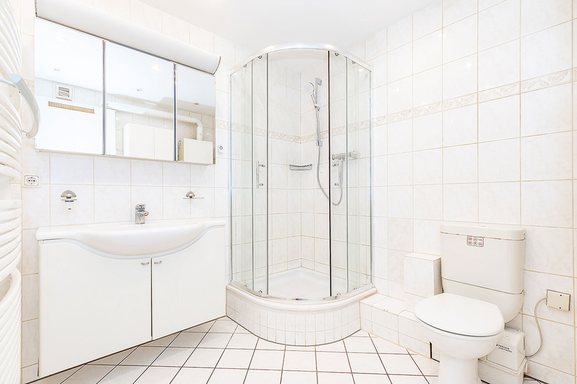 Gefliestes Duschbad