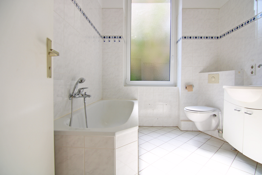 Bad mit Wanne + Dusche