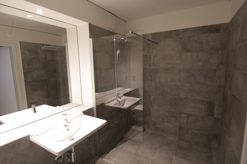 Schickes Bad mit gr. Dusche