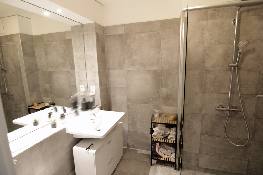 Elegantes Bad mit gr. Dusche