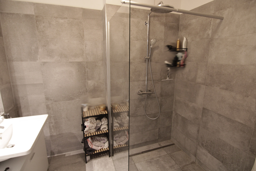 Elegantes Bad mit gr. Dusche
