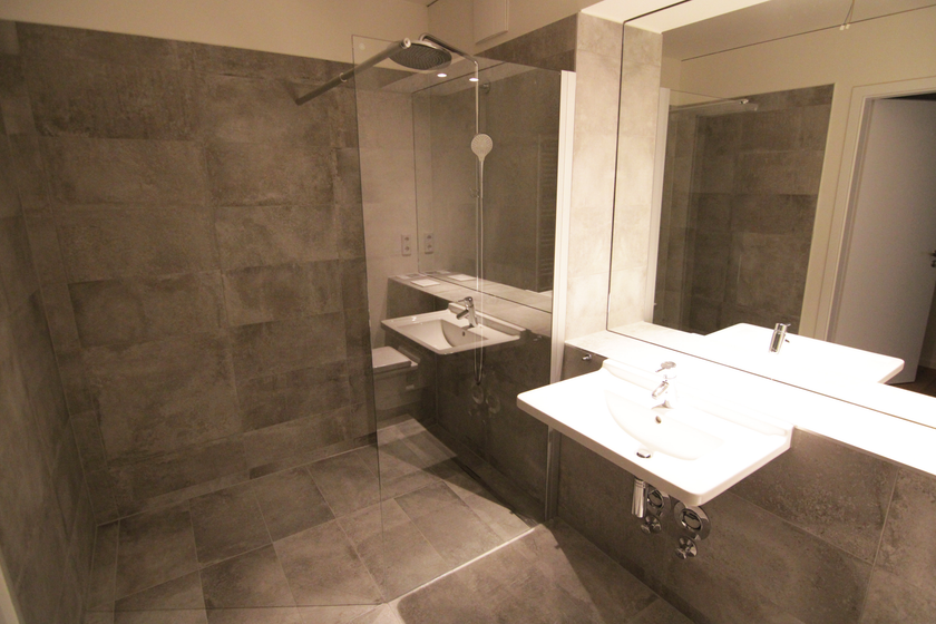 Elegantes Bad mit gr. Dusche