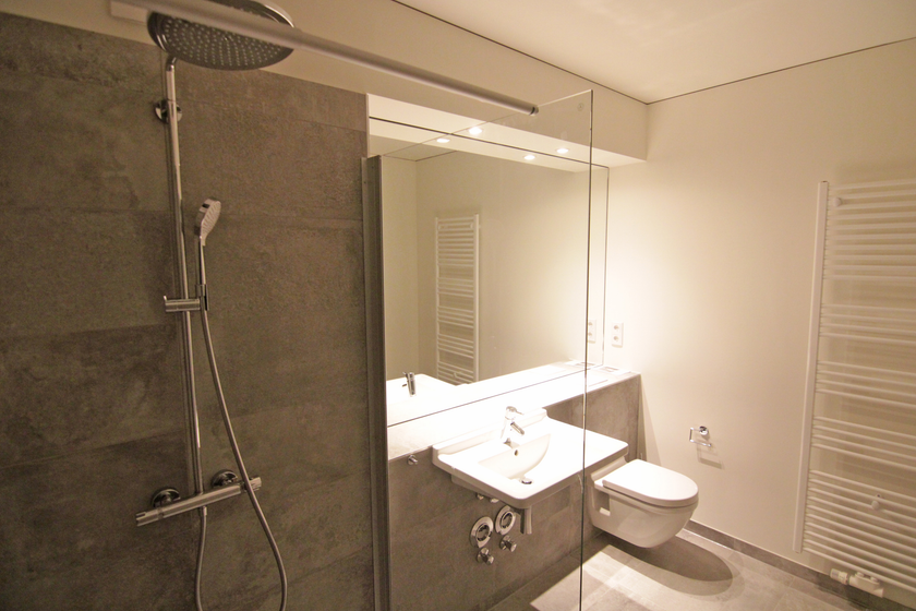 Elegantes Bad mit gr. Dusche
