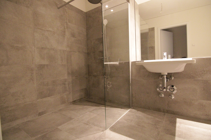 Elegantes Bad mit gr. Dusche